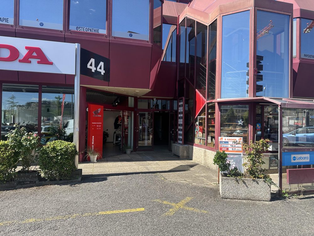 Le bâtiment du 44 route de Divonne à Nyon, vu depuis la rue