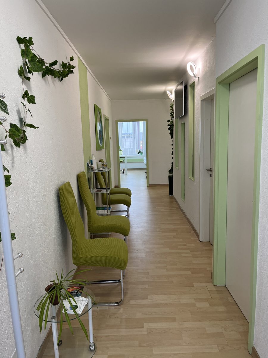 Le couloir d'accueil du centre au 4ᵉ étage, avec les chaises de la salle d'attente